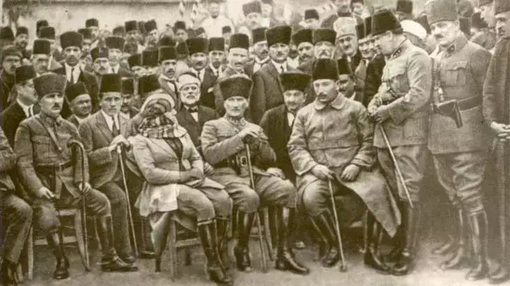 Mustafa Kemal Atatürk: Türkiye Cumhuriyeti'nin Kuruluşunun Mimarı ve Dönüşüm Lideri